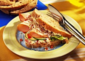 Putensandwich mit Sprossen und Gurken