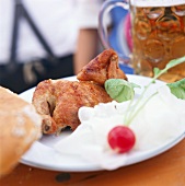 Half a chicken with large and small radishes and beer