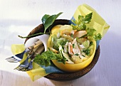 Staudensellerie-Salat mit Surimi, Zitrone und saurer Sahne