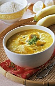 Mulligatawny Suppe mit Hähnchen, Reis und Bananen