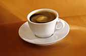 Schwarzer Kaffee in weisser Tasse