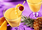 Smoothie with mango & pineapple (Indian summer sunset)