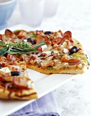 Pizza prosciutto (pizza with ham, olives and peppers)