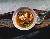 Chinesische Suppe mit Garnelen, Nudeln und Pilzen