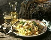 Spaghetti mit Lachs und frischem Basilikum; Weißwein