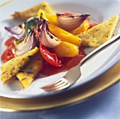 Polenta fritta con peperoni e cipolle (Polenta mit Gemüse)