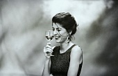 Frau mit einem Glas Weißwein