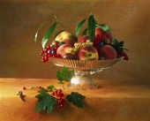 Peaches with berries in a fruit bowl