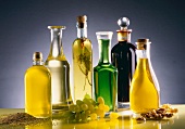 Verschiedene Ölsorten in Flaschen