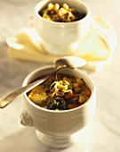 Gemüsesuppe mit Weißbrot und Zwiebeln