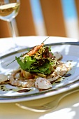 Gemischter Blattsalat auf Scampihälften mit Fischnocken