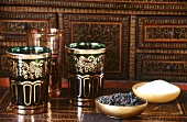 Marokkanische Teegläser und Teeblätter