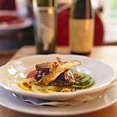 Kalbfleisch auf Tomaten mit fritierten Kartoffelschalen; Wein