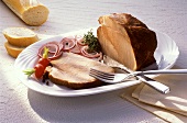 Schweinebraten mit Zwiebeln, Radieschen und Baguette