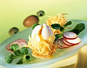 Knuspriges Ei mit Feldsalat und Radieschen