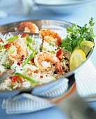 Pan-cooked rice with leeks, peppers and shrimps