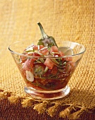 Tomatensalat mit Peperoni und Koriandergrün in Glasschale