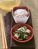 Japanisches Tofufondue mit Gemüse und Reis