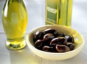 Schwarze Oliven und Olivenöl