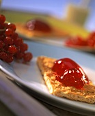 Crispbread with cassis jelly