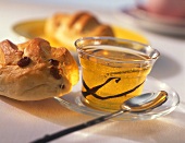 Vanille-Honig-Gelee mit Vanilleschoten im Glas