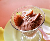 Erdbeer-Kokos-Eis mit frischen Erdbeeren