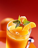 Orangensaft im Glas mit frischer Minze
