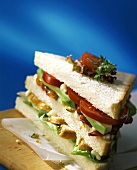 Sandwich mit Hähnchen, Tomaten und Avocado