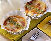 Apricot and gorgonzola tarts in the baking cases