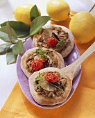 Mini-pizzas with tuna tapenade and lemons