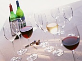 Rotwein, Weißwein und verschiedene Gläser