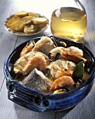 Ttoro (baskische Fischsuppe mit Meeresfrüchten und Weißbrot)