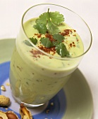 Avocado-Erdnuss-Shake mit Paprikapulver und Koriander
