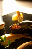 Verschiedene Sushi mit Garnele und Kaviar