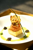 Blini-Törtchen mit Lachs und Kaviar auf Teller