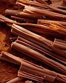 Schokoladenspäne auf Kakaopulver