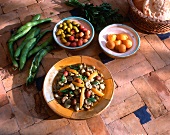 Salat mit frischen Saubohnen und Oliven (Marokko)