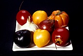 Exotische Früchte, Zwiebeln und Tomaten