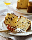 Yeast cake with raisins and icing sugar