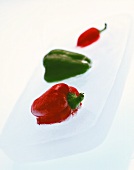 Roter und grüner Paprika in einem Eisblock