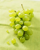 Grüne Trauben auf grünem Tuch