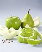Granny Smith and green pear with peel and wedges