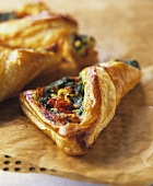 Puff pastry parcels with spinach and peppers