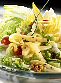 Blattsalat mit Käse, Senf und Nüssen