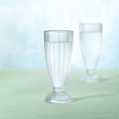 Zwei Gläser kaltes Wasser