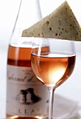 Blue cheese and rosé wine