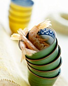 Asiatische Essschalen und gekochte Garnelen
