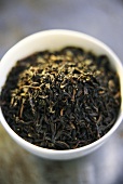 Japanischer ungekochter Tee in Schale
