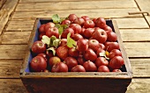 Frische rote Holzäpfel in Kiste