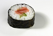 Maki-Sushi mit Lachs und Gurke